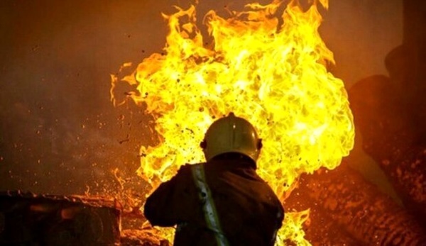 مصدومیت یک کارگر در حادثه آتش‌سوزی