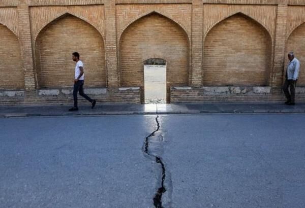 رئیس جمهور و مسئولان مربوطه فرونشست اصفهان را مانند زلزله ۷ ریشتری ببینند/ تمامی مسئولان باید بسیج شوند