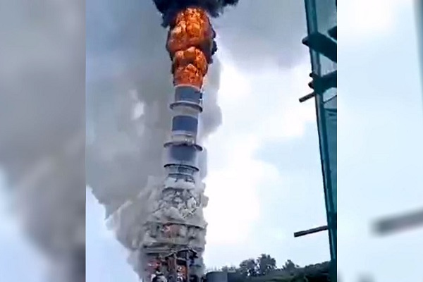 🎥 لحظه ریزش برج پالایشگاه گوگرد در نیروگاه حرارتی هوافو چین پس از آتش سوزی شدید