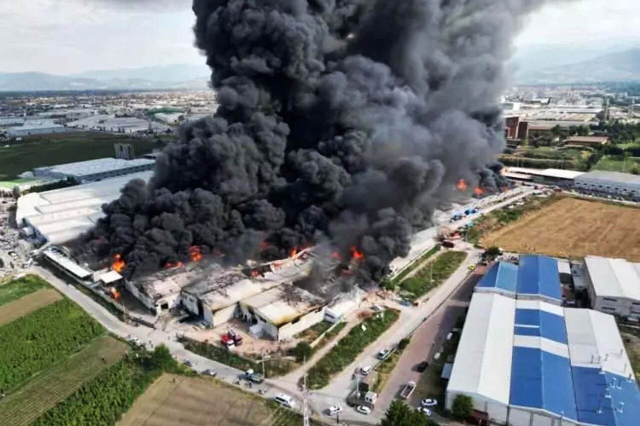 آتش سوزی گسترده در ۱۰ کارخانه در «بورسا»ی ترکیه