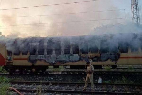 ۱۰ کشته و ۵۰ زخمی در پی آتش‌سوزی در قطاری در جنوب هند