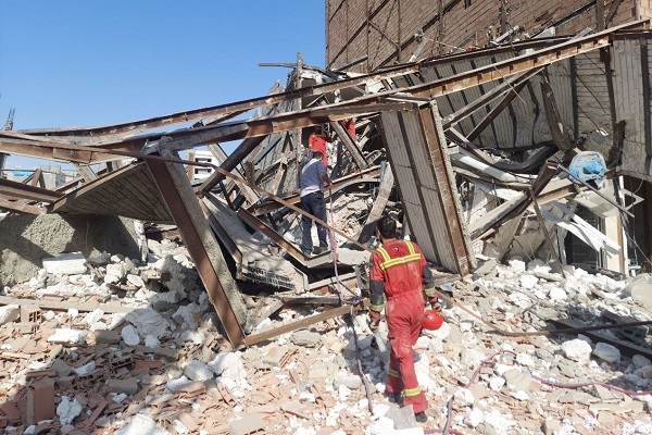 🎥 ویدئو/ جزئیات ریزش چند ساختمان غیرمجاز در حین تخریب در منطقه ۱۹ تهران