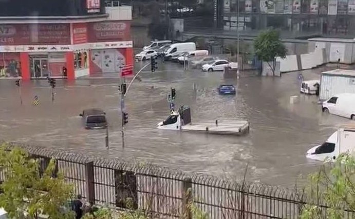 🎥 ویدئو/ بارش شدید باران استانبول ترکیه را زیر آب برد