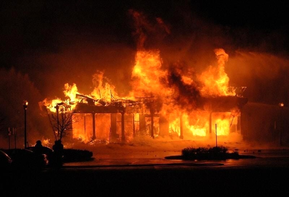حادثه آتش سوزی در یک کارگاه شالیکوبی در رشت