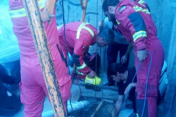 نجات کارگر جوان از عمق ۳۵ متری یک چاه