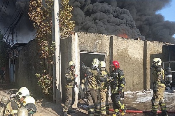 تلاش نفسگیر آتش نشانان برای مهار آتش در کارگاه تولیدی چسب