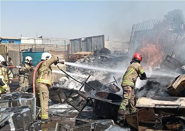 آتش سوزی انبار ضایعات در خیابان فدائیان اسلام