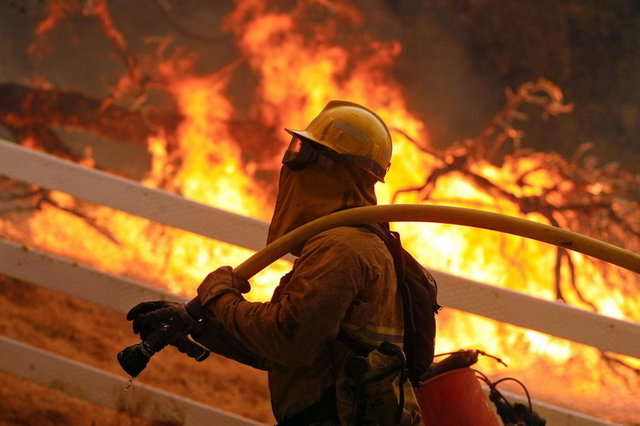 مصدومیت یک آتش‌نشان در حادثه آتش‌سوزی