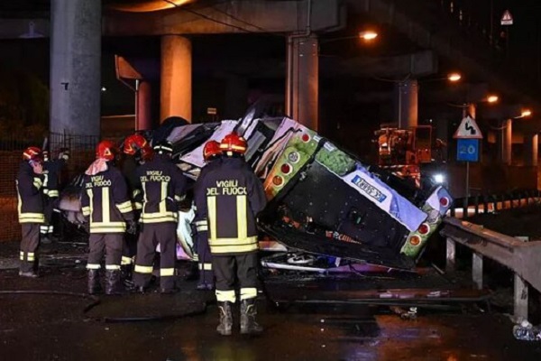 مرگ ۲۱ تن در پی سقوط اتوبوس از روی پلی در ایتالیا