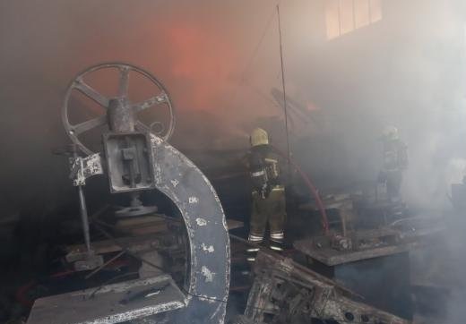 آتش سوزی در کارگاه نجاری و رنگکاری