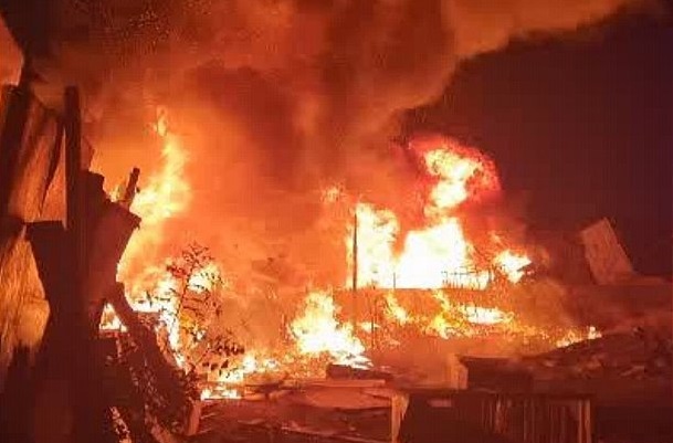 آتش سوزی انبار لاستیک های فرسوده در بزرگراه آزادگان
