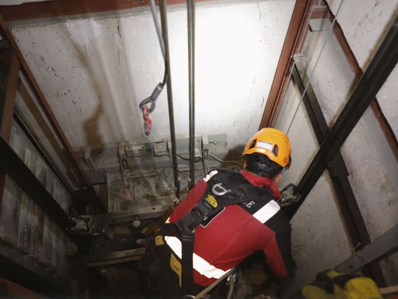 نجات پنج نفر در حادثه سقوط کابین آسانسور