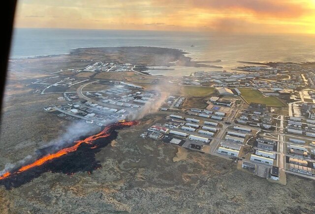 🎥 ویدئو/ گدازه‌های آتشفشانِ ایسلند به خانه‌ها رسید