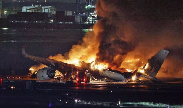 🎥 هواپیمای مسافربری روی باند فرودگاه توکیو آتش گرفت / ۵ سرنشین هواپیمای گارد ساحلی کشته شدند