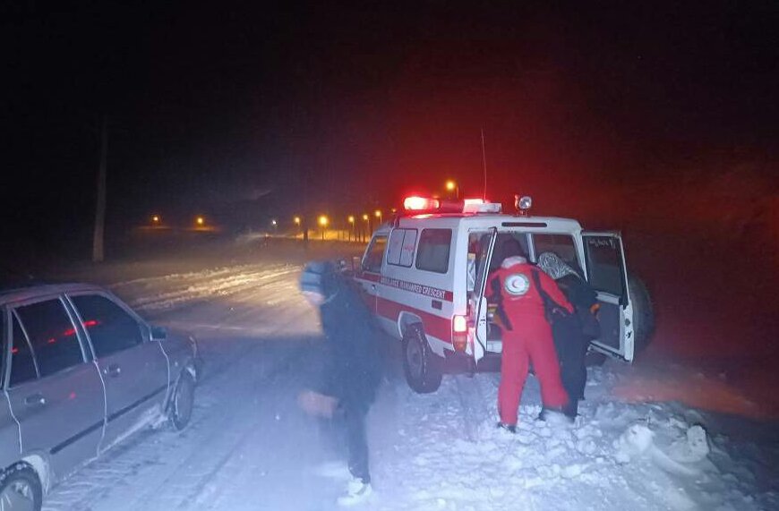 🎥 ویدئو/ اقدام تحسین برانگیز امدادگر هلال احمر در نجات جان فرد گرفتار در برف و کولاک