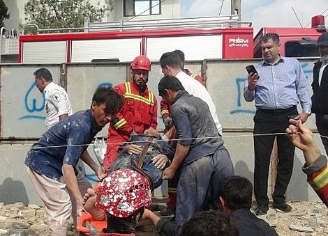 نجات کارگر ۳۷ ساله معلق در ارتفاع ۱۴ متری توسط آتش‌نشانان کاشان