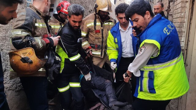 انفجار مواد محترقه و تخریب ساختمان در جنوب بازار تهران/ یک فوتی، ۹ مصدوم و سوختگی ۲ آتش‌نشان