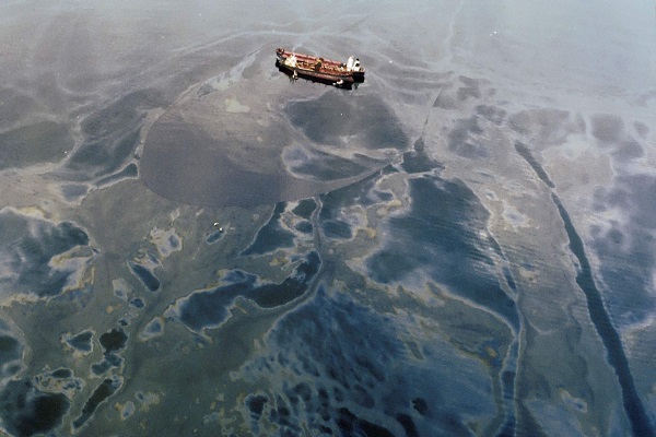 نشت نفت از کشتی نفتکش اکسون والدز، آلاسکا (۱۹۸۹)