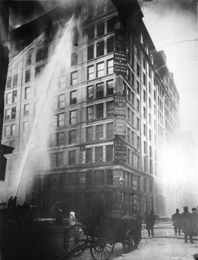 آتش‌سوزی کارخانه بلوز ترای‌انگل (Triangle Shirtwaist Factory) در آمریکا (۱۹۱۱)