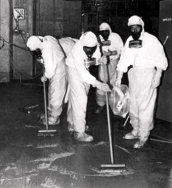 یک خدمه پاکسازی در حال کار برای حذف آلودگی رادیواکتیو در نیروگاه تری مایل آیلند