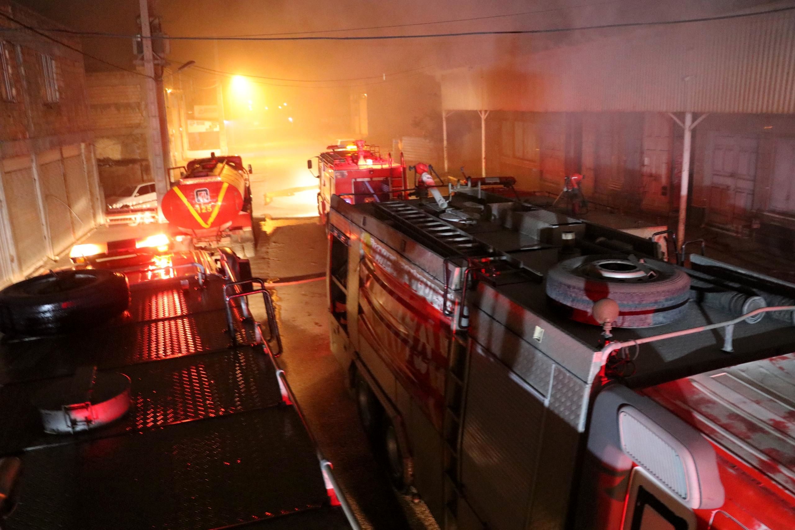 مهار آتش در مجموعه بنکداران اهواز پس از ۱۲ ساعت
