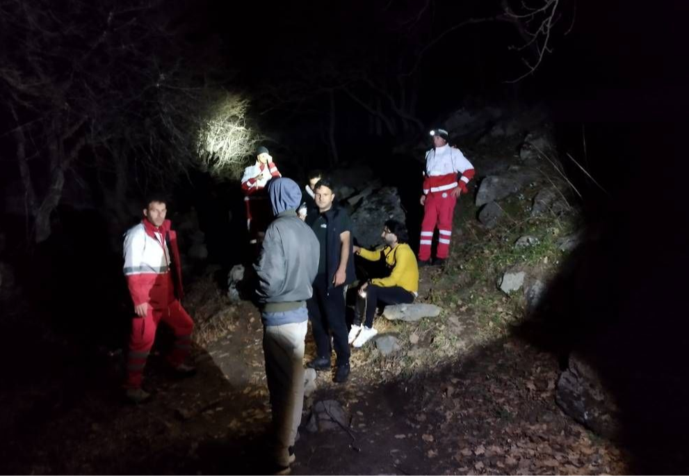 نجات موفق ۵ جوان گمشده در ارتفاعات قلعه بابک