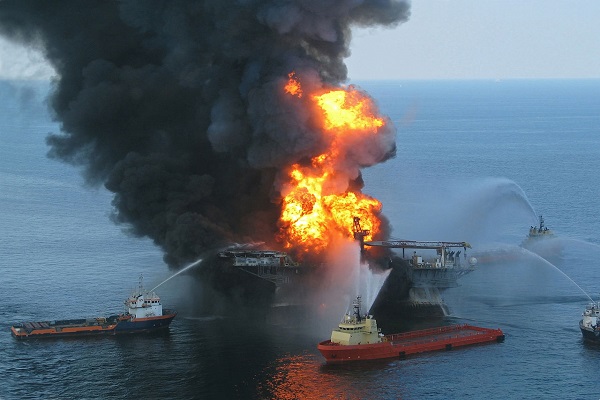تلاش برای خاموش کردن آتش سکوی نفتی Deepwater Horizon