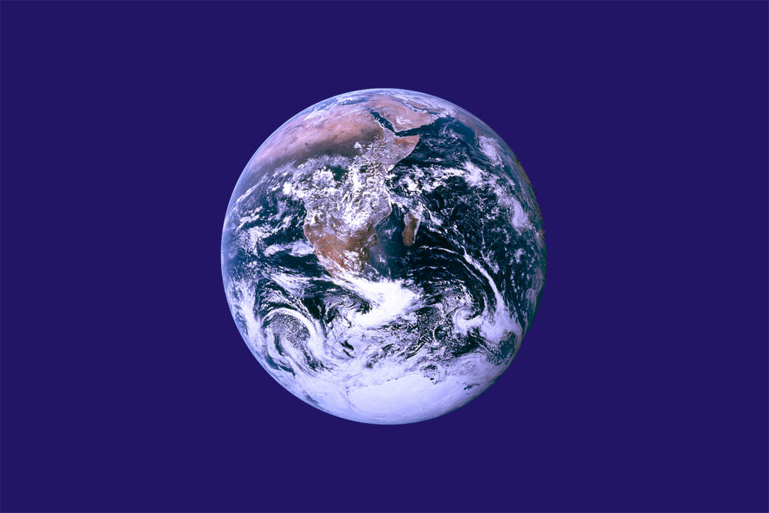 پرچم غیررسمی روز زمین که توسط جان مک‌کانل انتخاب شده. تیله آبی نگاره اصلی را سرنشینان آپولو ۱۷ در ۱۶ آذر ۱۳۵۱ (۷ دسامبر ۱۹۷۲) از سیاره زمین گرفته‌اند.