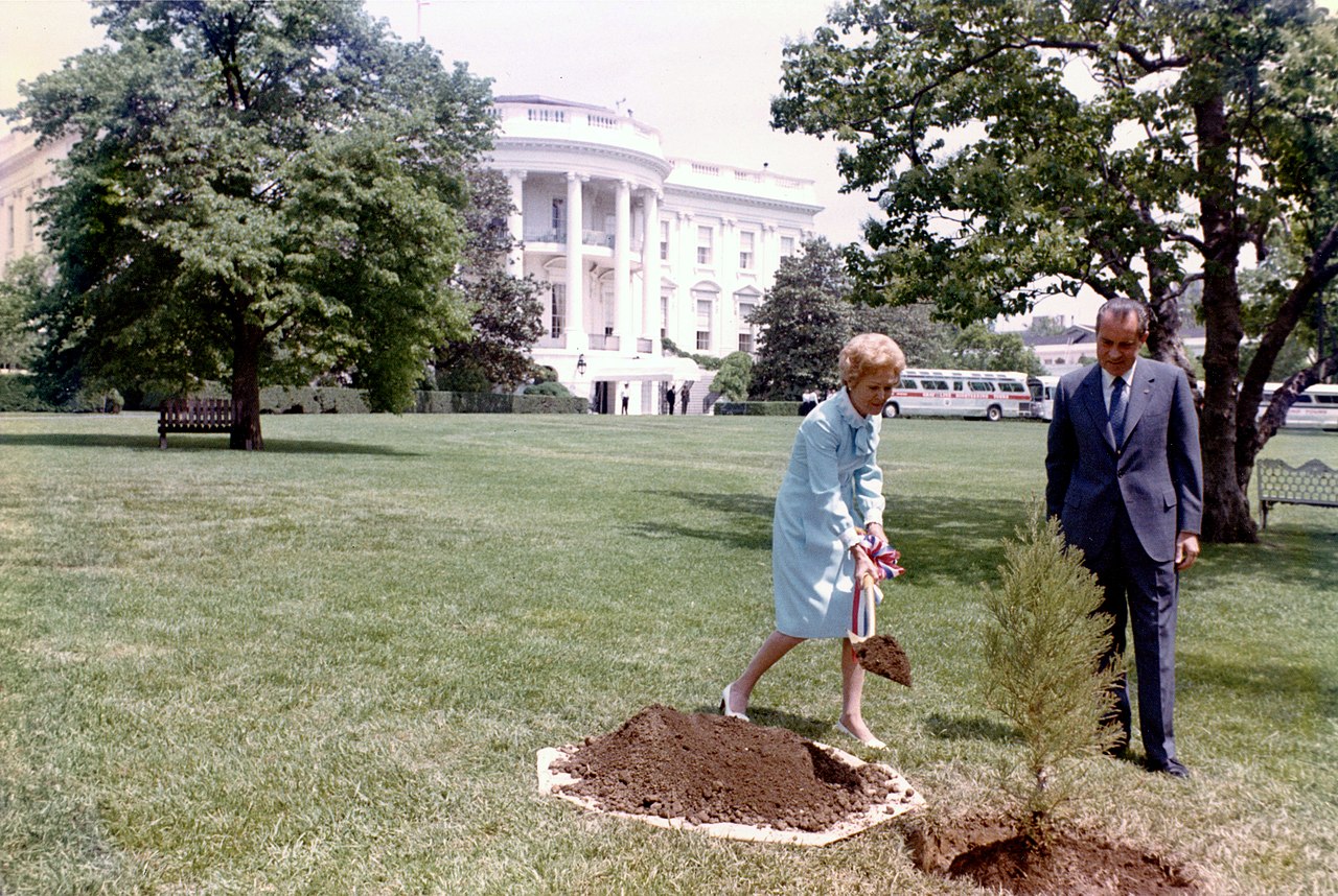 President ریچارد نیکسون و بانوی اول پت نیکسون برای شناخت نخستین روز زمین، درختی را در محوطهٔ چمن کاخ سفید کاشتند.