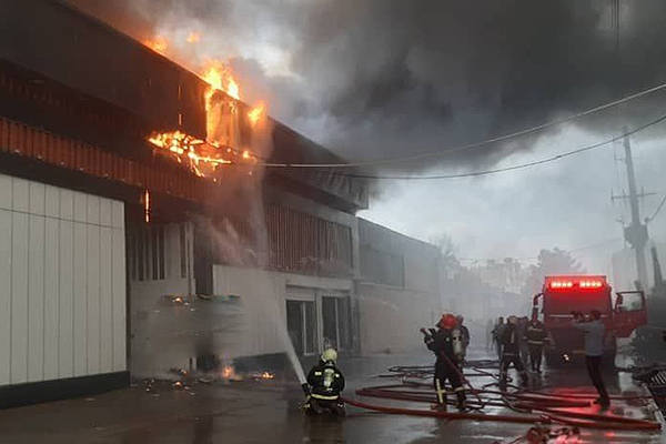 🎥 آتش‌سوزی گسترده انبار کالا در میدان مهارت شیراز