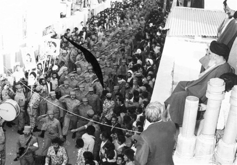 اولین رژه ارتش در تاریخ 29 فروردین 59 در قم از مقابل خانه امام خمینی