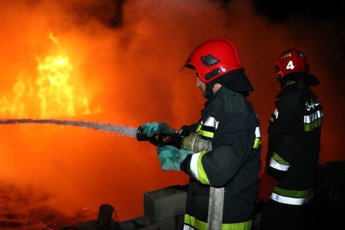 مصدومیت یک آتش‌نشان بر اثر انفجار دستگاه خاموش کننده آتش