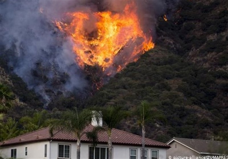 🎥 ویدئو/آتش‌سوزی‌های جنگلی در ایالت کالیفرنیای آمریکا و ترک هزاران نفر از منازل خود