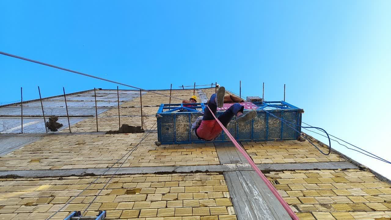 نجات یک کارگر ساختمانی از بسکت بالابر معلق (کلایمر) از ساختمان ده طبقه