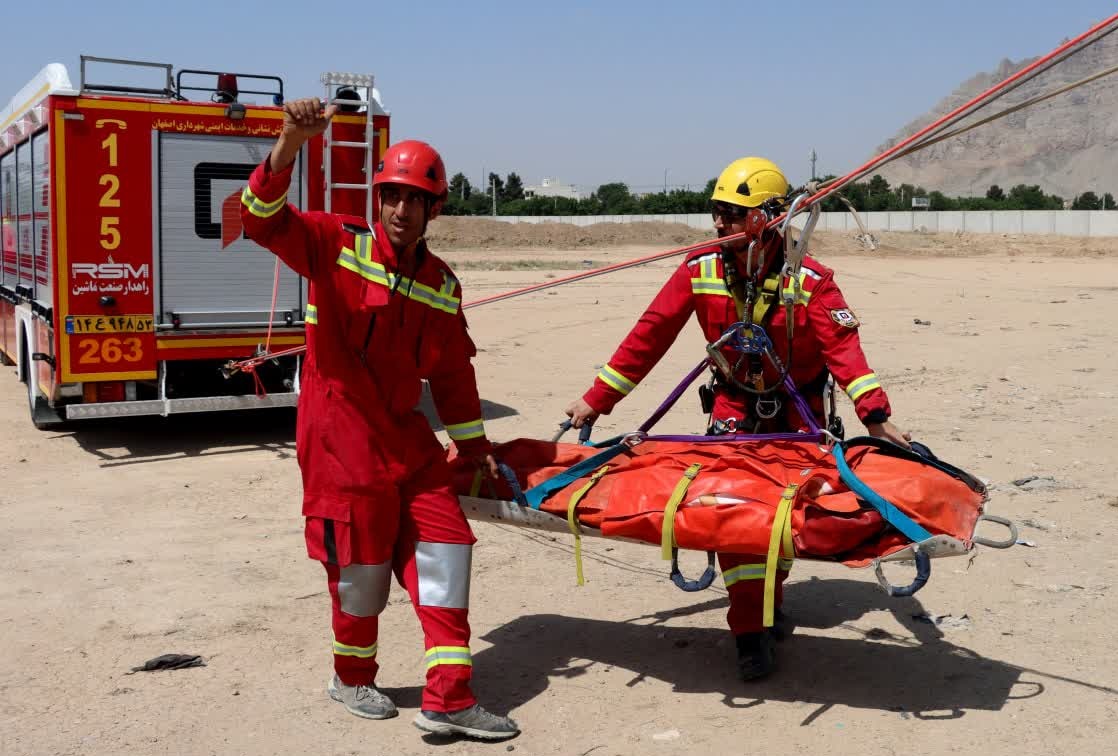 اجرای مانور ترکیبی امداد و نجات و اطفاء حریق در محدوده منطقه صنعتی امیرکبیر اصفهان