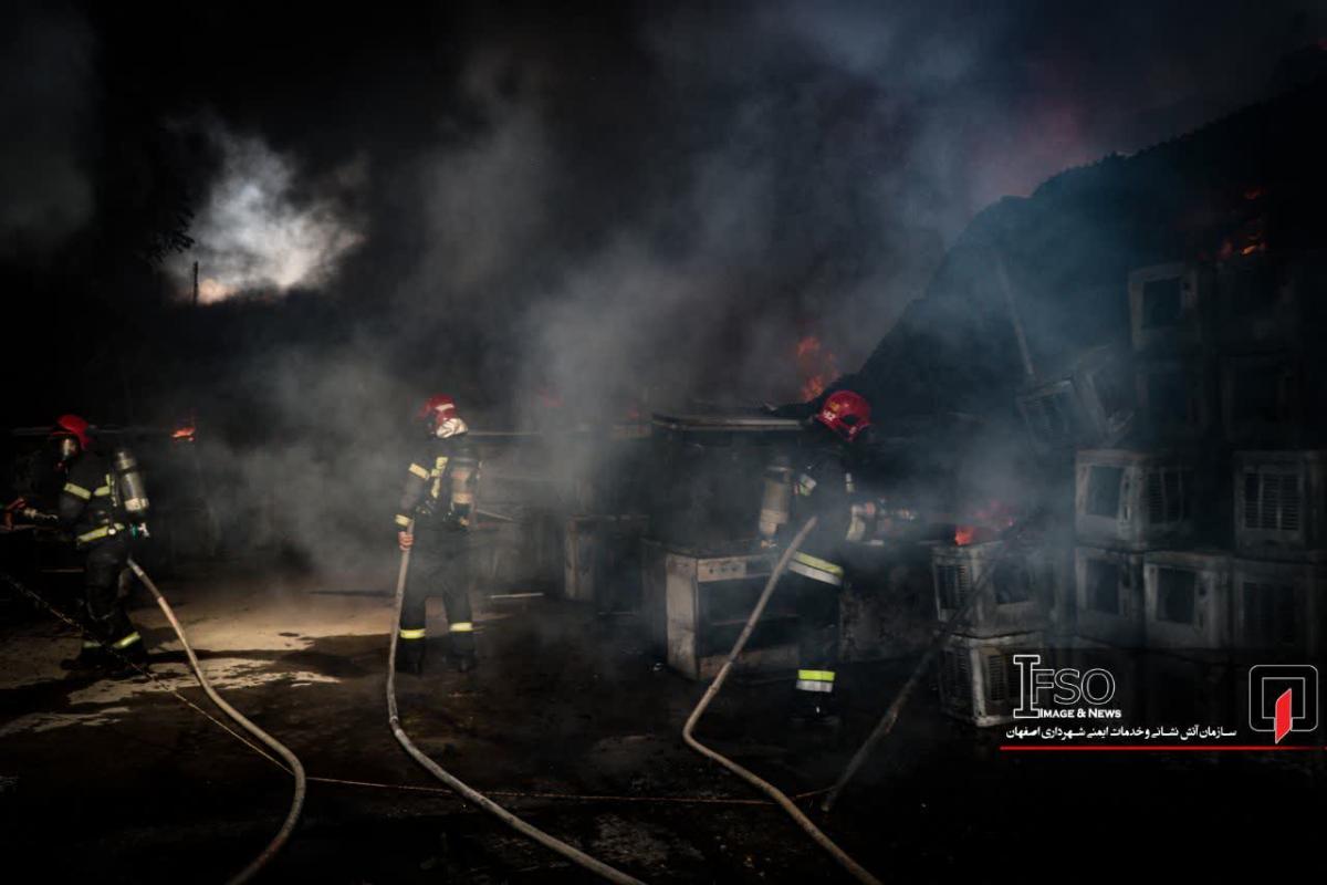 🎥 آتش سوزی انبار لوازم خانگی در کوچه یخچال اصفهان