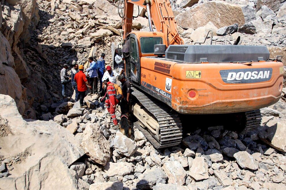🎥 ویدیو/ جزئیات حادثه ریزش سنگین معدن در شازند؛ معدن‌چیان در زیر آوار