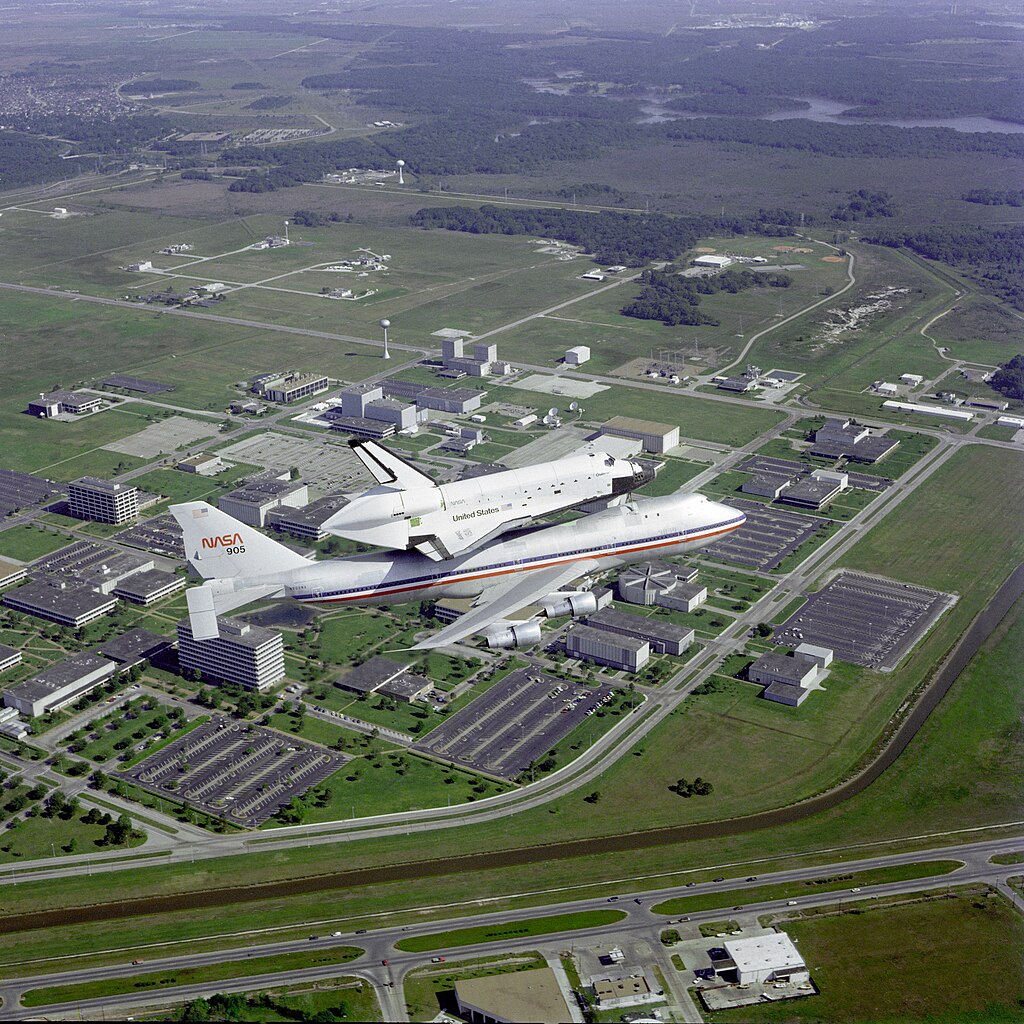 شاتل فضایی چلنجر، سوار بر هواپیمای شاتل‌بر، بر فراز مرکز فضایی جانسون