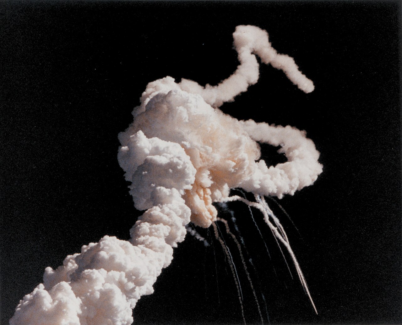 دود حاصل از انفجار شاتل فضایی چلنجر