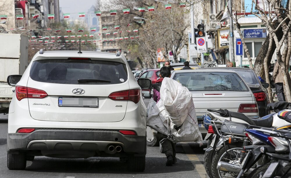 یک کودک زباله‌گرد ایرانی