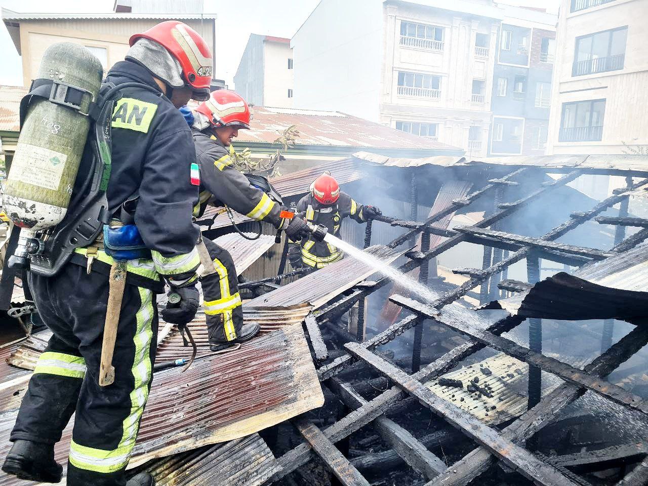 🎥 مهار آتش در سقف‌های به هم چسبیده ۳ مغازه در رشت