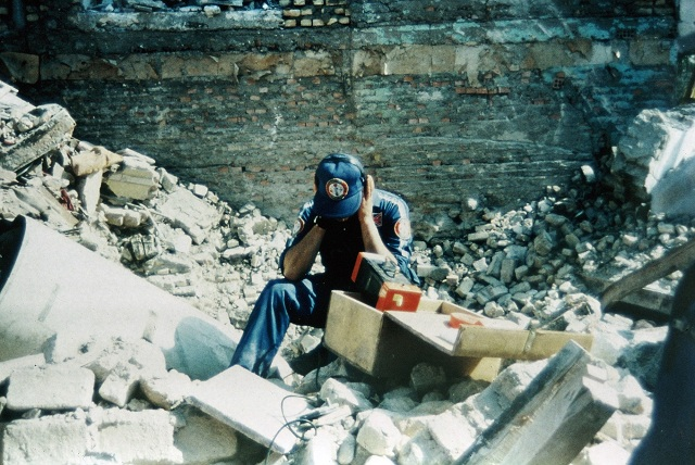 یکی از اعضای تیم امداد و نجت بین المللی در تصویری از زمین لرزه رودبار و منجیل 