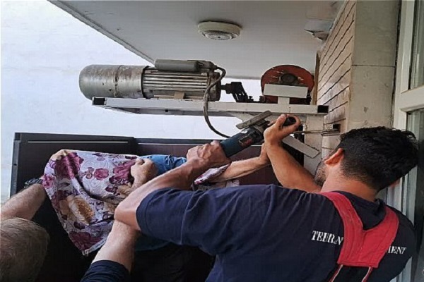 گیر کردن انگشت دست مرد ۸۰ ساله در بین بالابر ناایمن