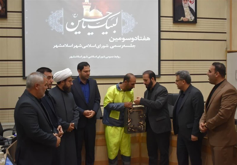 🎥 کارگری که کانال فاضلاب شهری را رفع انسداد کرد