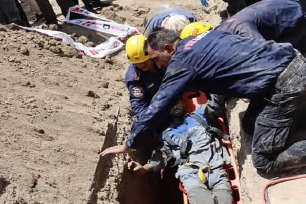 ریزش آوار بر روی کارگر عملیات عمرانی شرکت آب و فاضلاب