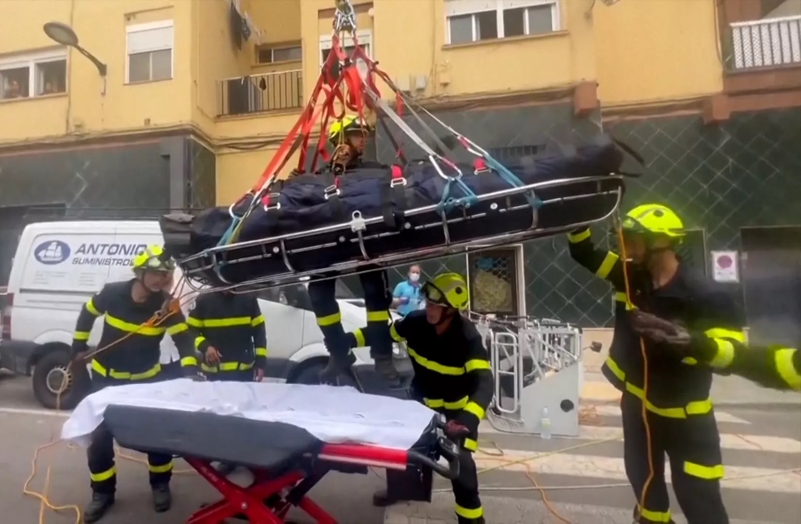 🎥 ویدئو/ آتش‌ نشانان اسپانیایی مرد ۳۰۰ کیلویی بیمار را با جرثقیل از آپارتمان خود خارج کردند