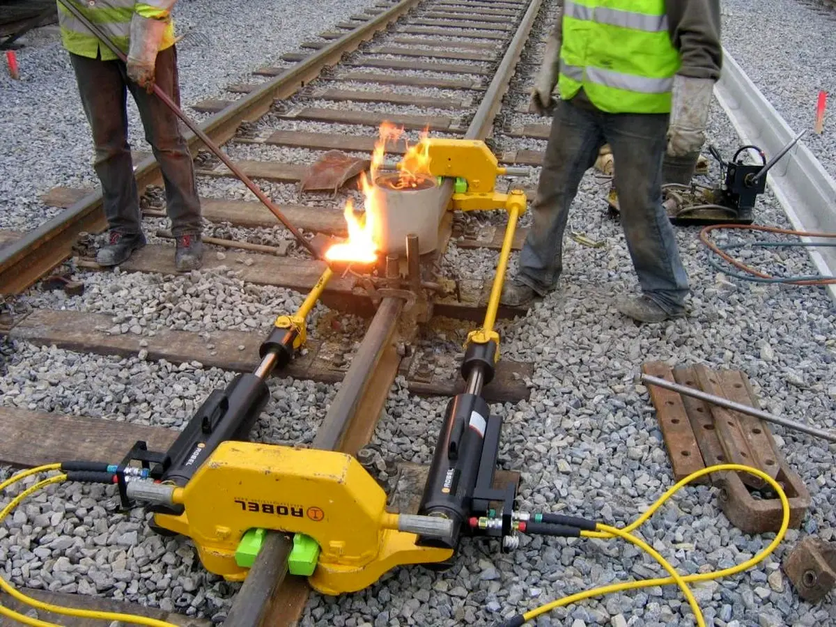 مصدومیت یک کارگر راه آهن در اثر آتش سوزی دستگاه جوش