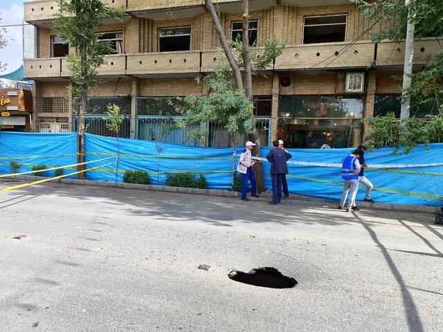 نشست بخشی از آپادانای اول و مسدودشدن این خیابان در اصفهان