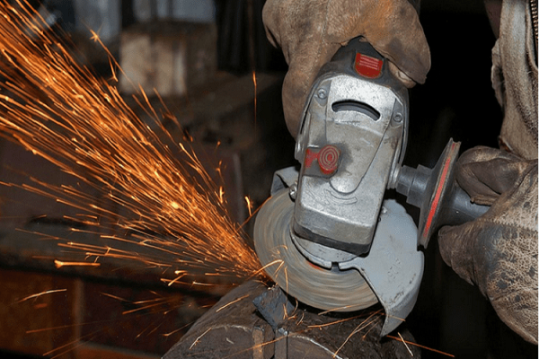 🎧 اول ایمنی – بررسی حادثه شکستن صفحه سنگ فرز در کارخانه ساخت در و پنجره آلومینیوم