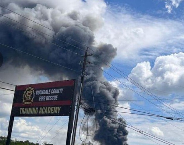 🎥 ویدئو/آتش‌سوزی بزرگ در یک کارخانه مواد شیمیایی در آمریکا